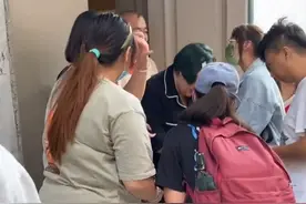 郭德纲妻子近照被抓拍，瘦身后颜值回春，穿黑丝染头发打扮似辣妹图片