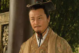 皇帝打猎遇野熊，侍卫都惊慌逃命，妃子只身挡住，皇帝：你不怕吗图片