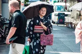 去日本旅游时，为何有人敲门不能随便开？听听过来人怎么说视频封面