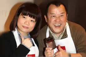 50岁知名主持阮小仪恋情曝光！与胖大叔约会深情对视，已单身11年图片