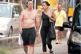 在香港走在大街上，偶遇明星似乎很是正常，你能认出他们来吗？图片