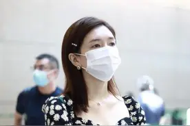 王漫妮剧外“炫富”，连背三个爱马仕走机场，穿着比剧里美多了图片