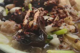 洛阳苍蝇小店，每天能做100锅，想吃就要等叫号图片