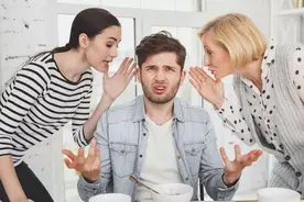 “我妈住院你为何不去照顾？”面对指责，妻子一句话让丈夫红了脸图片