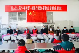 “小善大爱——公益行动”共青团吕梁市委、吕梁市留守儿童救助协会走进临县武家沟寄宿制小学图片
