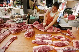 一斤猪肉6元，蔬菜比肉贵，肉摊老板：没钱赚，转行卖蔬菜了图片