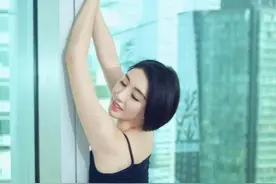 网友称她为体操女神，丈夫比她矮5厘米，体育场外穿得时髦性感图片