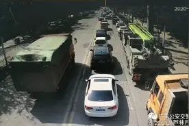 上饶一辆大货车疯狂逆行、抢道，交警处罚令人舒适图片