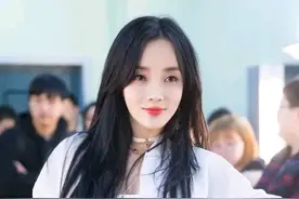李小璐是第一个把无痕裤穿到透光的人，当她扭胯的那刻，惊艳全场图片