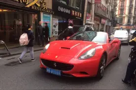 不到上海不知道什么叫有钱，小学放学家长们都开这些车来接小孩了图片