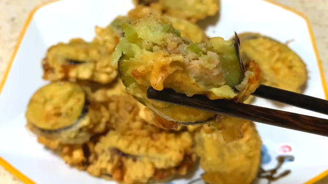 炸茄子时，有人用淀粉，有人用面粉，教你正确做法，太香了