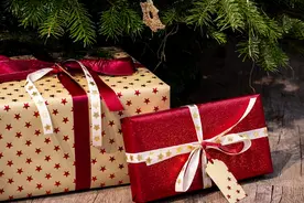 幼儿园里互赠节日礼物，近千元礼物换回废纸人，家长左右为难图片