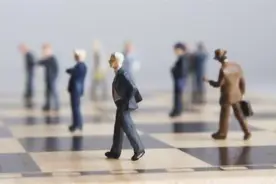 达到退休年龄单位解除就不违法了？50岁女工被解雇获赔31万图片