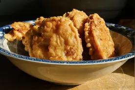 炸藕盒炸茄盒，调面糊不能用水，这样做，香酥筋道，不吸油不油腻图片
