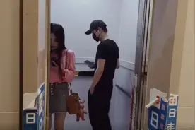 他在电梯里偷偷打量着女生，突然……关键时刻别喊救命，你要这样做！图片