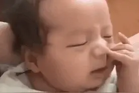 刚出生的宝宝表情太有戏，有嫌弃的有满意的，这孟婆汤怕是掺水了图片