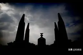 泰国游行疯狂！大皇宫被围堵，矛头直指十世王！近万军警都压不住图片