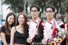 泰国男子请多位前女友参加毕业典礼，还获现任女友帮忙拍照图片