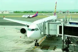2010年，国泰航空在中国南海上空突然失去动力，原因是油进水？图片