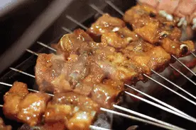 想起小吃一条街“流氓”烧烤，不禁胯下一凉图片