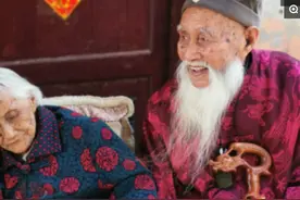 104岁哥哥看望97岁病重妹妹，妹妹哭着握哥哥手：最后一次见图片