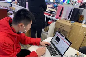 父亲带他儿子进店组装电脑，儿子偷塞一张字条给我，看后很愤怒图片