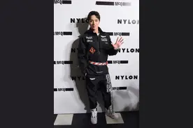 许魏洲的黑色工装潮酷有型，条纹腰带更添个性图片