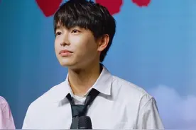 彭昱畅新片路演，身穿白衬衫配领带，眼神清澈满满的“奶狗”感图片