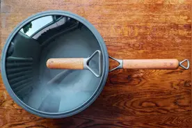 铁锅做饭为啥香？原因你肯定没想到，这个轻巧防锈铁锅你应该试下图片