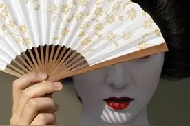 和服绸伞小碎步：日本艺伎脸为什么总是涂的那么白？答案令人喷饭图片