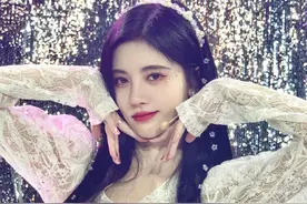 鞠婧祎穿蕾丝粉裙秀长腿 玩泡泡梦幻十足图片