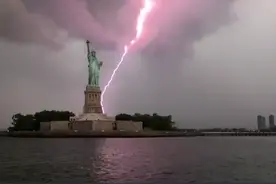 纽约自由女神像连遭闪电劈中，黑云压城宛如末日图片