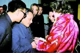 1979年邓小平访美，一美国老太太居然给了他一封42年前毛主席的信图片