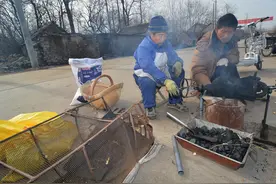 老汉学校外做爆米花被赶，校长挽留：就在这放几炮图片