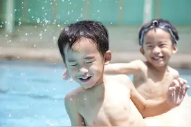 孩子学游泳有必要花钱学吗？图片