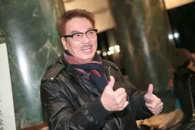 67岁吴孟达近照曝光，精神奕奕不显老，肚子肿成球也不愿减肥图片