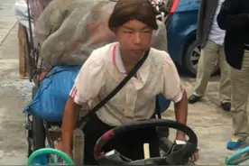 拾荒少年“豪车”走红，网友：有梦想的人，拉平板车也一样有气度图片