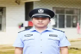 紫红的大腿—凌晨，海军陆战队队员辅警石明三次跃入洪水救出三人图片