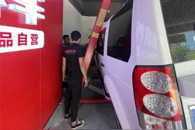 举升机螺栓不合规 路虎车坠落汉中“途虎养车”门店图片