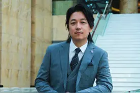 潘粤明聚会获绯闻女友照顾，肚子滚圆发福明显，多次被拍仍未公开图片