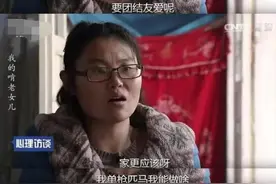 70岁老夫妻将女儿养成“巨婴”，33岁还在家啃老，网友：不怨孩子图片
