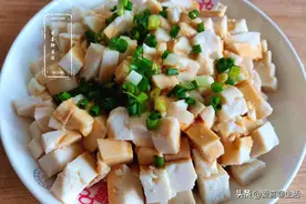 凉拌豆腐，老辈人最爱的下酒菜，清凉软嫩又鲜美，如今很少有人吃图片