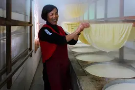 乡村纯手工制作豆腐皮，传统的手工制作方法，现在不多见了图片