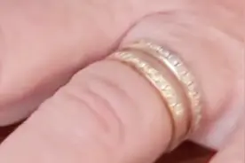 奇迹！女子不慎将婚戒冲入马桶，九年后失而复得视频封面