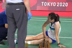 突发！张蓓雯疑似跟腱断裂重伤退赛 何冰娇晋级羽毛球女单8强图片
