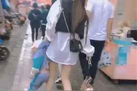 “最霸气小姨”火了，一把提溜起熊孩子，网友笑翻：缺小姨夫不？图片