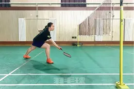 技术纠错：前场过渡技术之正手勾对角球技术图片