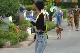 赵丽颖被人牵狗追赶，发现是粉丝后谁注意她的态度？红是有原因的图片