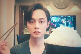 自带BGM的男人，扎马尾、骑摩托，尹正真娱乐圈奇人图片