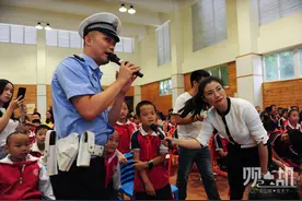 观山湖外国语实验小学组织开展交通安全进校园活动图片